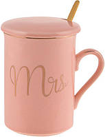 Кружка фарфоровая Coffee Prelude "Mrs" 380мл с крышкой и ложкой, розовая BKA