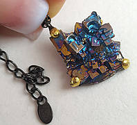 Дизайнерский кулон на цепочке с природным кристаллом самородного радужного висмута в черном родии
