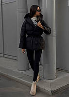 Женская черная зимняя короткая куртка на запах с карманами и капюшоном
