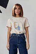 Жіноча футболка прикрашена принтом дівчини із сережкою — бежевий колір, L (є розміри)