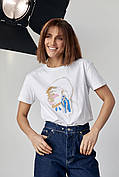Жіноча футболка прикрашена принтом дівчини із сережкою — білий колір, L (є розміри)