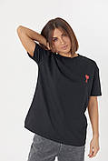 Трикотажна футболка з лаконічною вишивкою — чорний колір, M (є розміри)