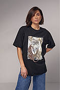 Жіноча футболка з розрізами та яскравим принтом — чорний колір, M (є розміри)