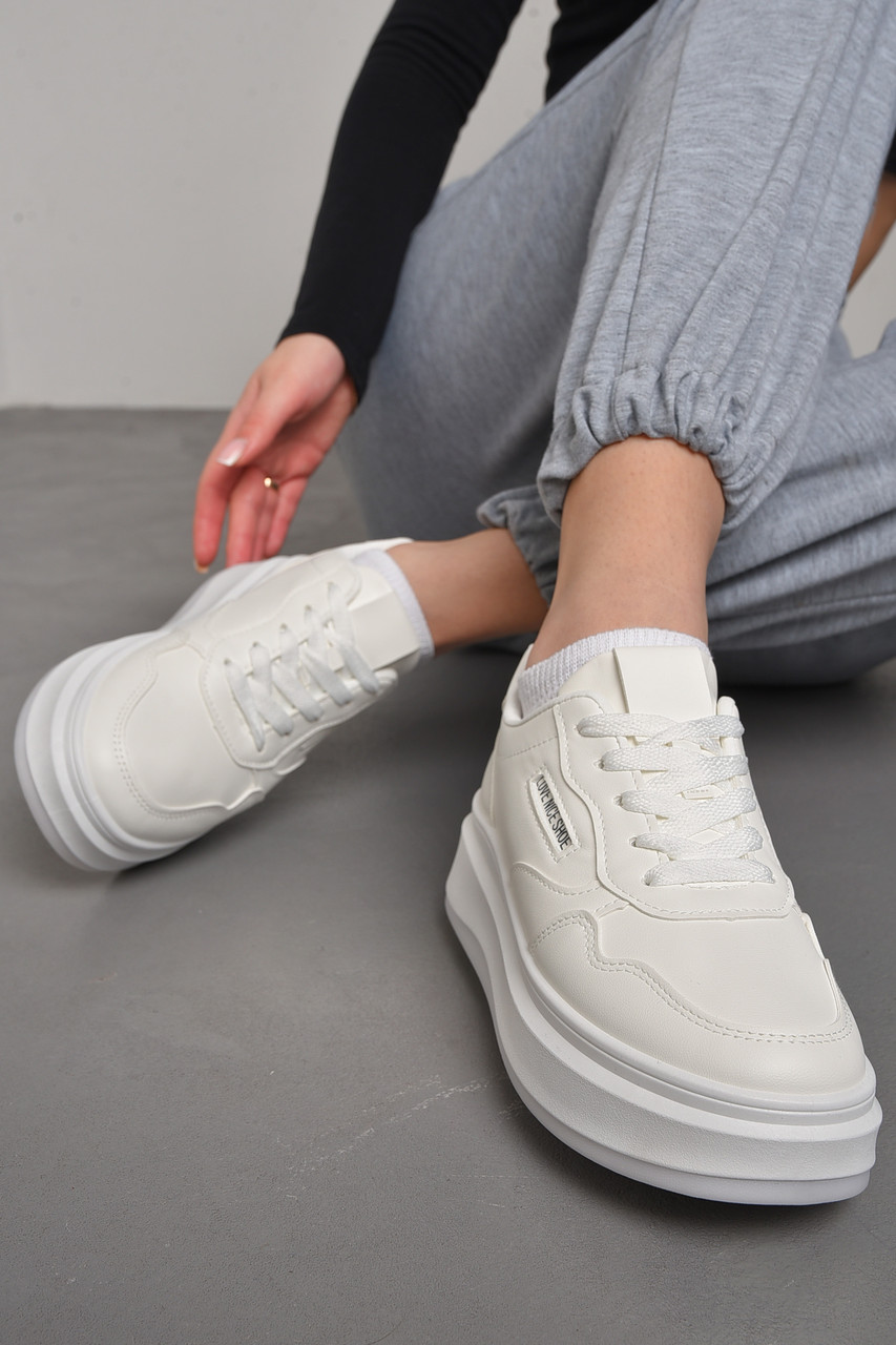 Кросівки жіночі білого кольору на шнурівці 176760P