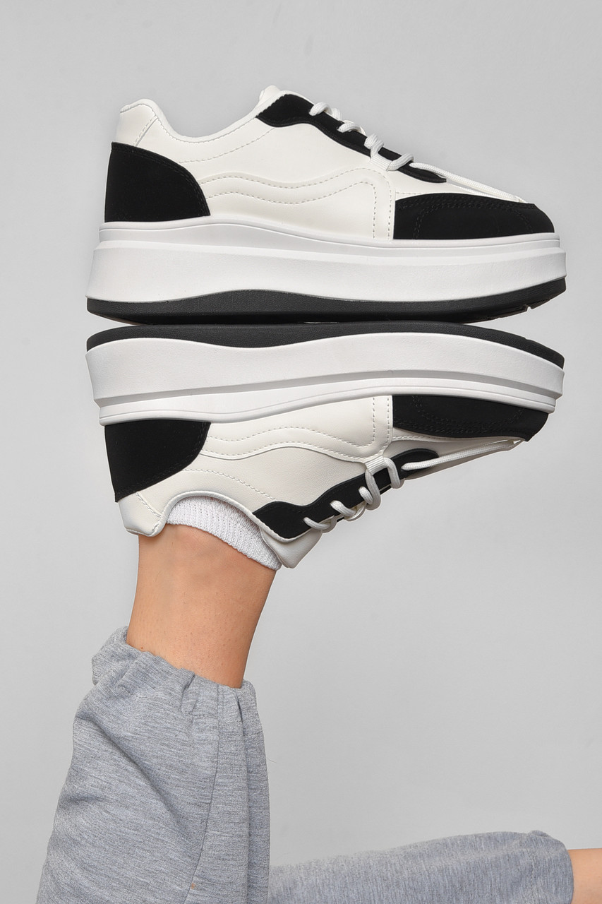 Кросівки жіночі чорно-білого кольору на шнурівці 176820P