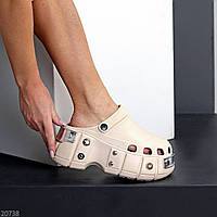 Ефектні ультра модні легкі бежеві крокси на платформі металік декор взуття жіноче