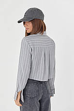 Укорочена сорочка в смужку з акцентною кишенею — сірий колір, L (є розміри), фото 2