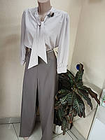 Женская стильная блуза кофейного цвета с брошкой и воротник стойка и можно бантик завязать .