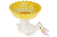 Конфетница - фруктовница керамическая пасхальная Кролик с цветком 20 см, цвет - белый с жёлтым