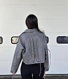 Жіноча шкіряна коротка вінтажна куртка косуха зі шнурівкою на спині та рукавах, фото 3