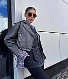 Жіноча шкіряна коротка вінтажна куртка косуха зі шнурівкою на спині та рукавах, фото 6