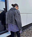 Жіноча шкіряна коротка вінтажна куртка косуха зі шнурівкою на спині та рукавах, фото 9