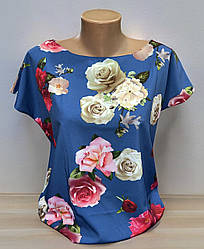 Жіноча блуза синього кольору із софтової тканини з квітковим принтом та коротким рукавом розміри від 44 до 58