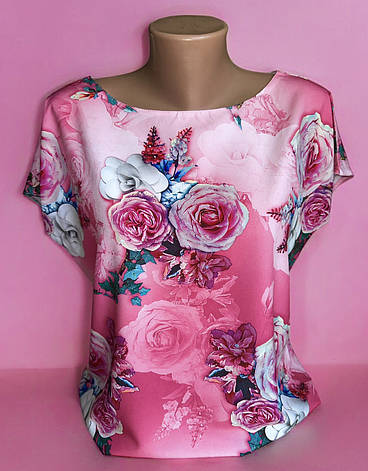 Жіноча блуза рожевого кольору із софтової тканини з квітковим принтом та коротким рукавом розміри 44-46, 48-50., фото 2