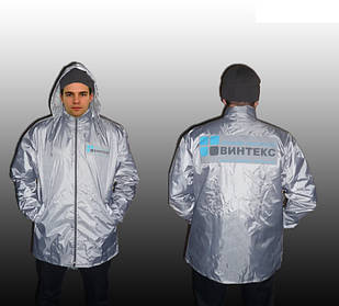 ветровка серая с нанесением логотипа на спине и груди, куртка имеет скрытый капюшон