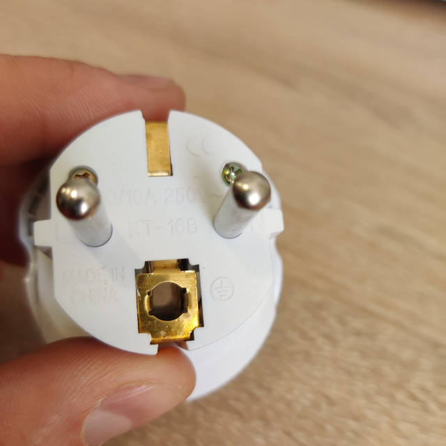 外国の Переходник c Американской/Британской/Австрийской/Китайской