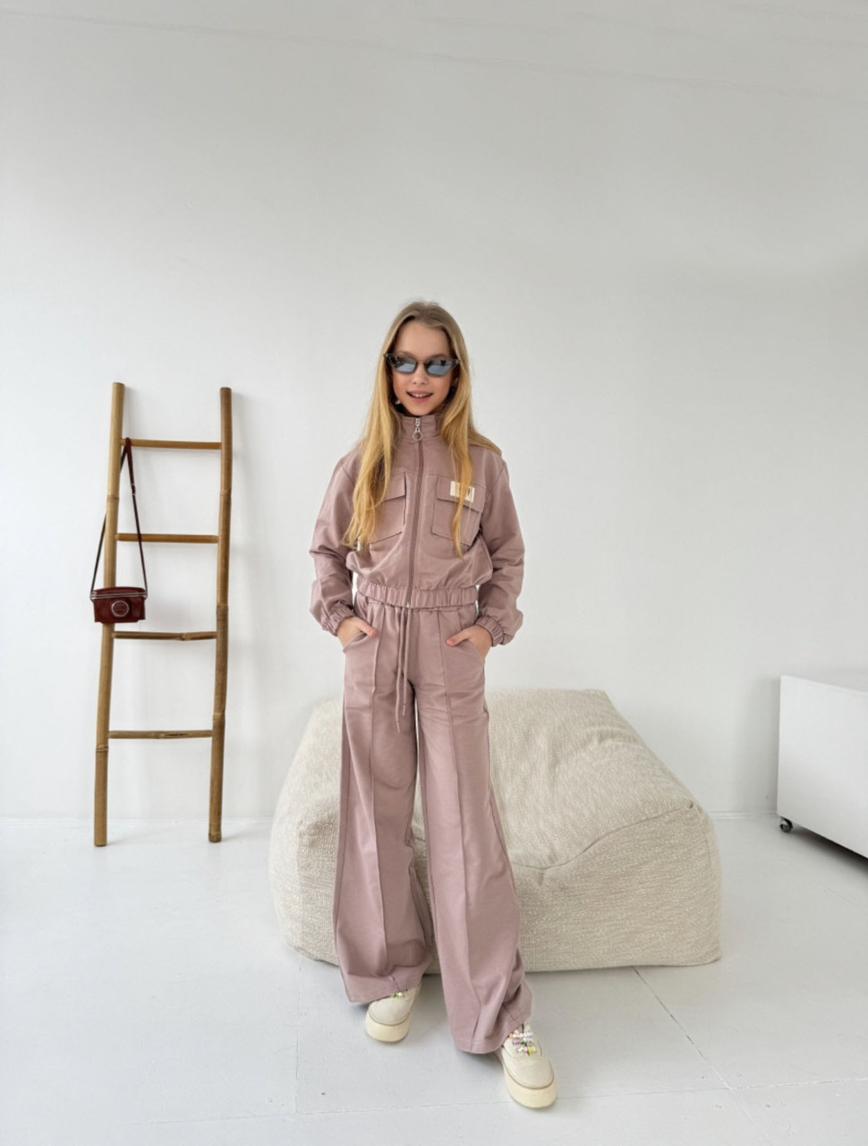 Спортивний пудровий костюм для дівчинки з укороченим бомбером і штанами кльош, фото 1