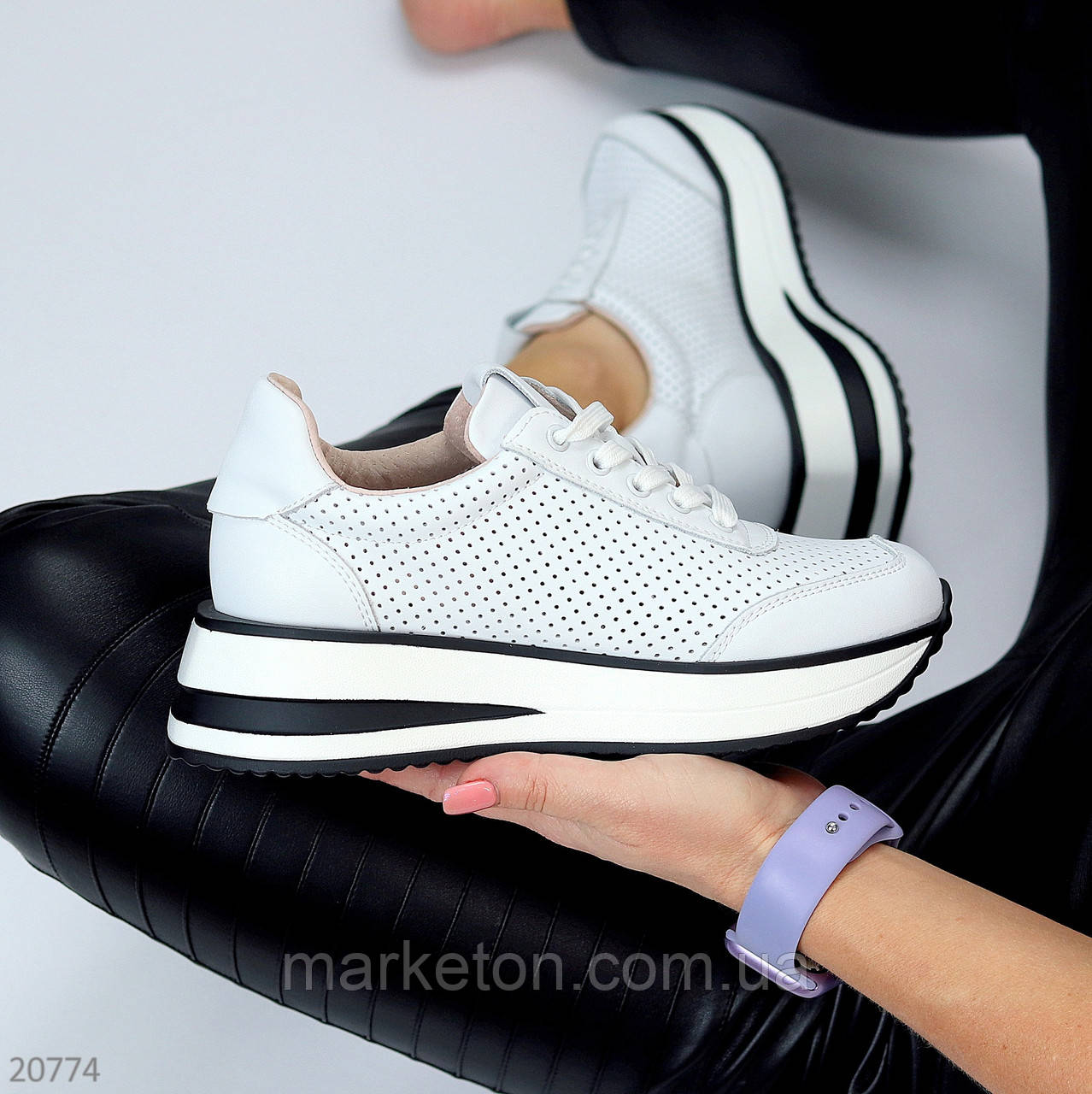 Модні білі шкіряні кросівки з перфорацією на потовщеній підошві