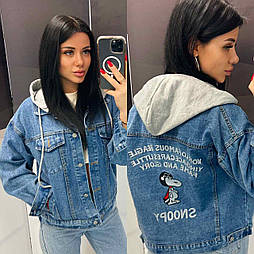 Жіноча стильна джинсова куртка з капюшоном та аплікацією