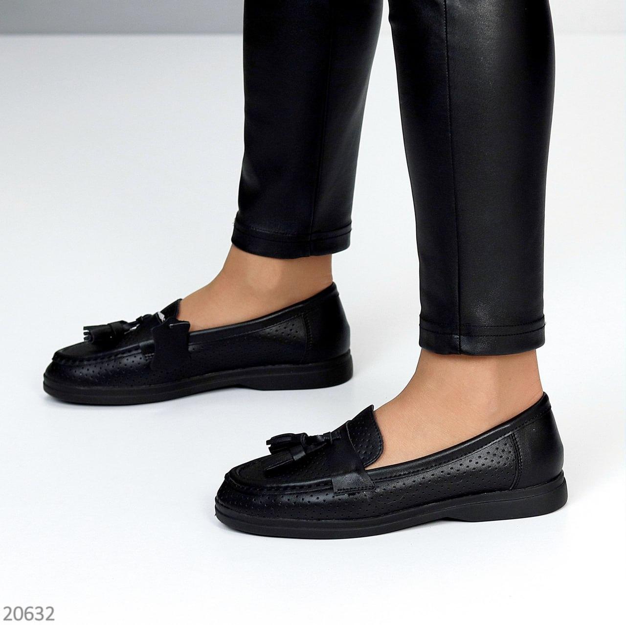 Класичні шкіряні чорні жіночі лофери з перфорацією, зручні повсякденні туфлі на низькому ходу