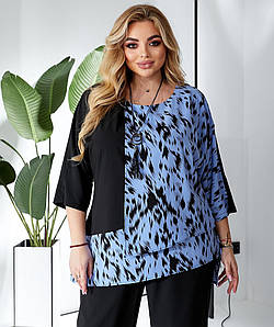 Жіноча стильна блузка великого розміру з принтом (кулон входить до комплекту)