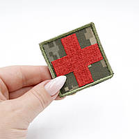 Шеврон медик квадратный 5 см*5 см красный на пикселе, Военный тактический шеврон медика с липучкой ВСУ (ЗСУ)