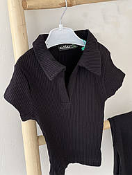 Футболка-поло для дівчинки в рубчик із відкладним коміром в чорному кольорі в 122 розмірі