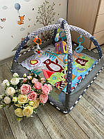 Дитячий розвиваючий килимок для новонароджених та немовлят з брязкальцями бортиками дугами та іграшками