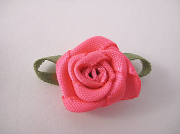 Троянда з листочками. Колір рожевий. 15 мм