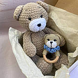 Набір В'язана іграшка Ведмедик великий плюшевий+ брязкальце погремушка , ручна робота Амігурумі, фото 5