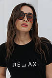 Жіноча однотонна базова футболка з написом RELAX, фото 6