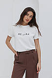 Жіноча однотонна базова футболка з написом RELAX, фото 4