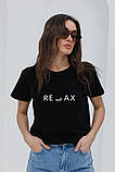 Жіноча однотонна базова футболка з написом RELAX, фото 7
