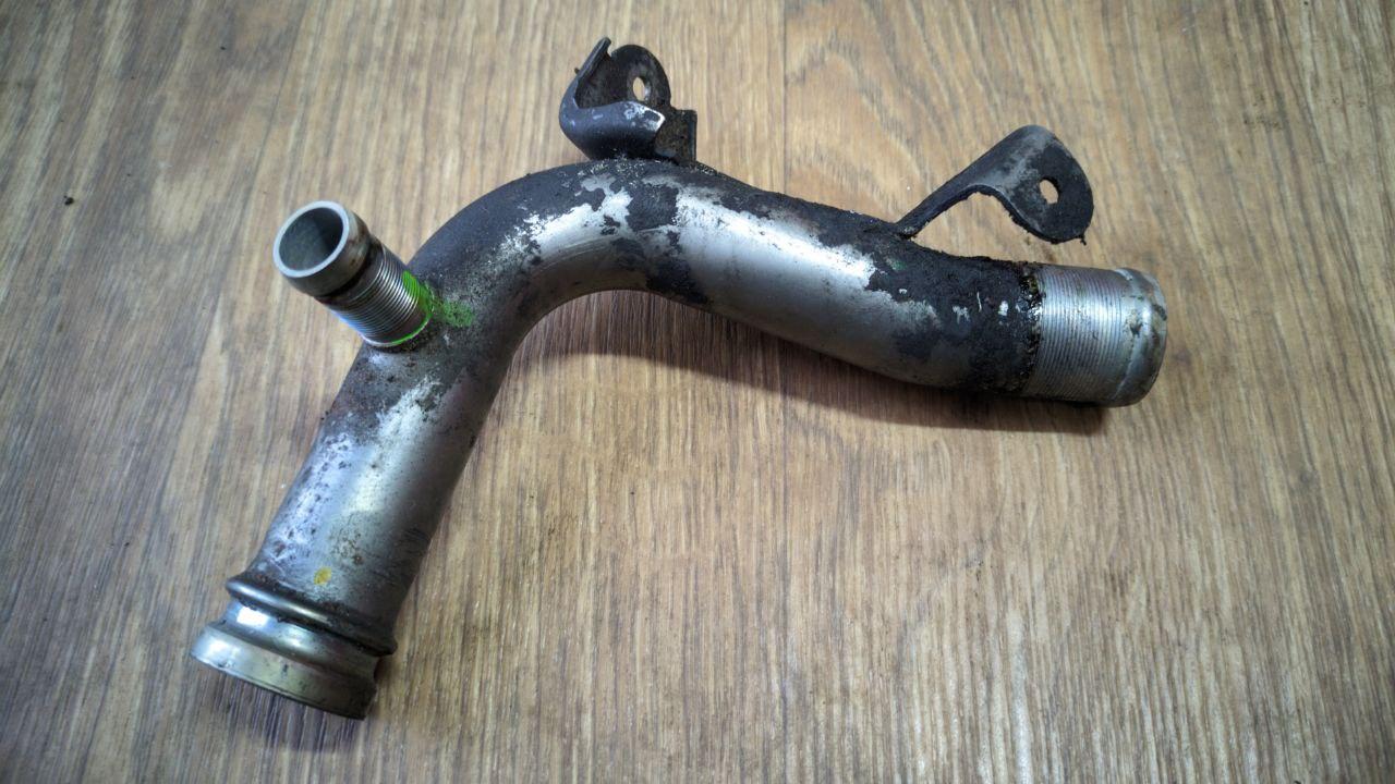 Патрубок (трубка) системы охлаждения Renault Trafic, Opel Vivaro 2.0, 2006-2014, 8200801589 (Б/У)