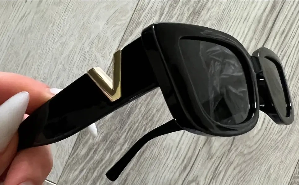 Модные женские солнцезащитные очки V в черной оправе хорошего качества - фото 1 - id-p2154088032