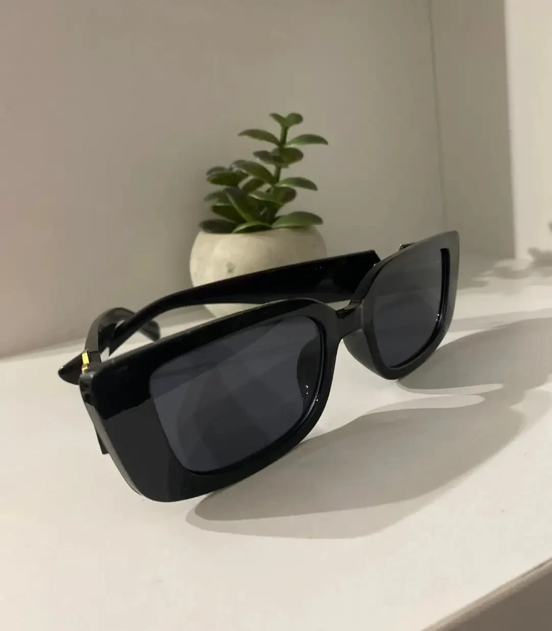 Модные женские солнцезащитные очки V в черной оправе хорошего качества - фото 4 - id-p2154088032