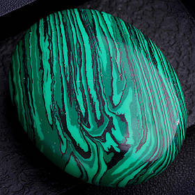 Натуральний камінь малахіт RESTEQ овальної форми 35х10х47 мм — оберіг, прикраса та колекційний мінерал з давньою історією