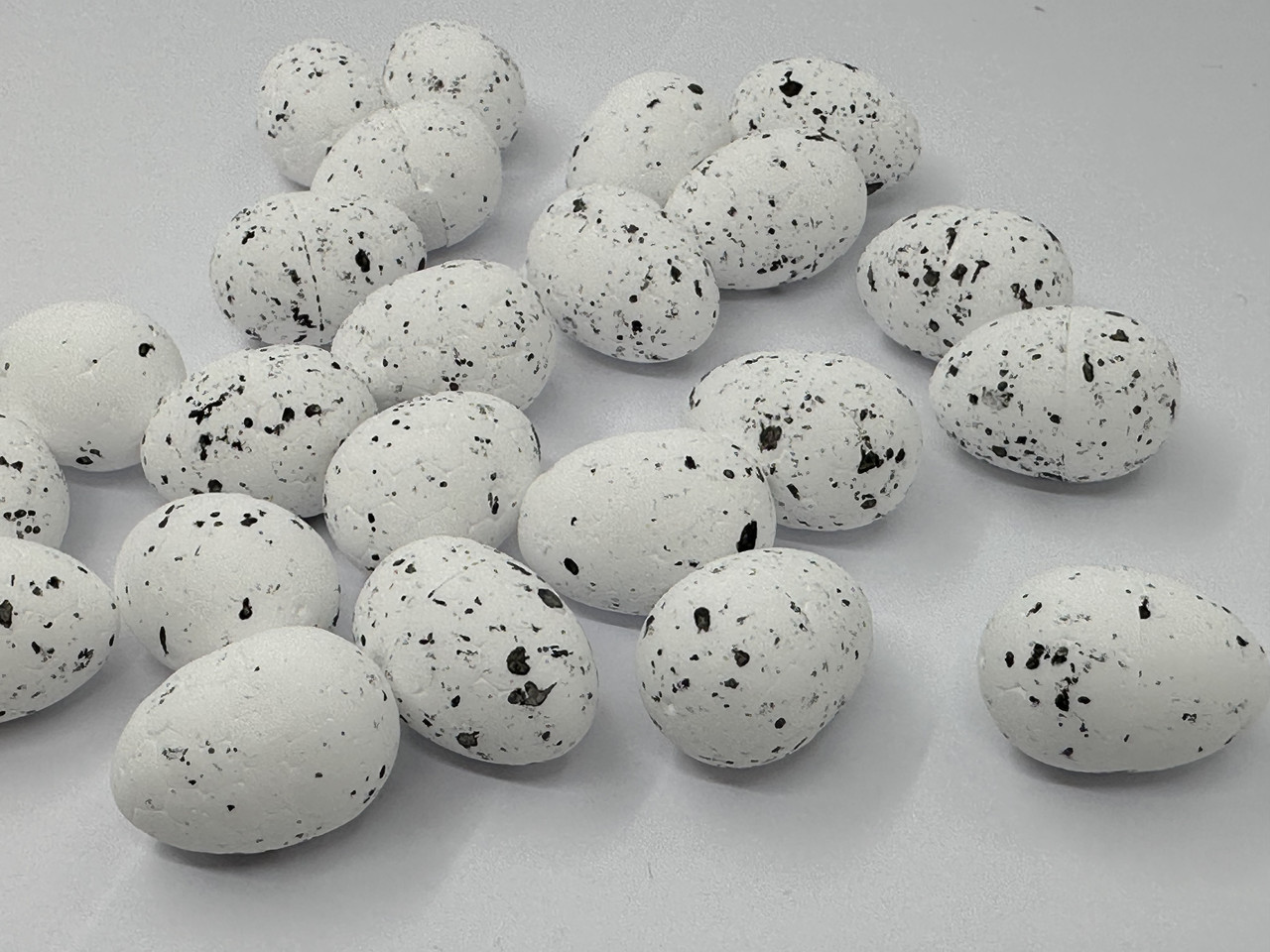 Декор пасхальний з пінопласту "Яйце"  3 см біле з чорним вкрапленням ,36 шт