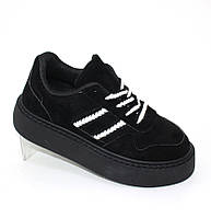 Чорні замшеві кросівки з білими смужками та плоскою підошвою. чорний