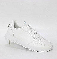 Жіночі білі кросівки зі світловідбивними деталями. білий