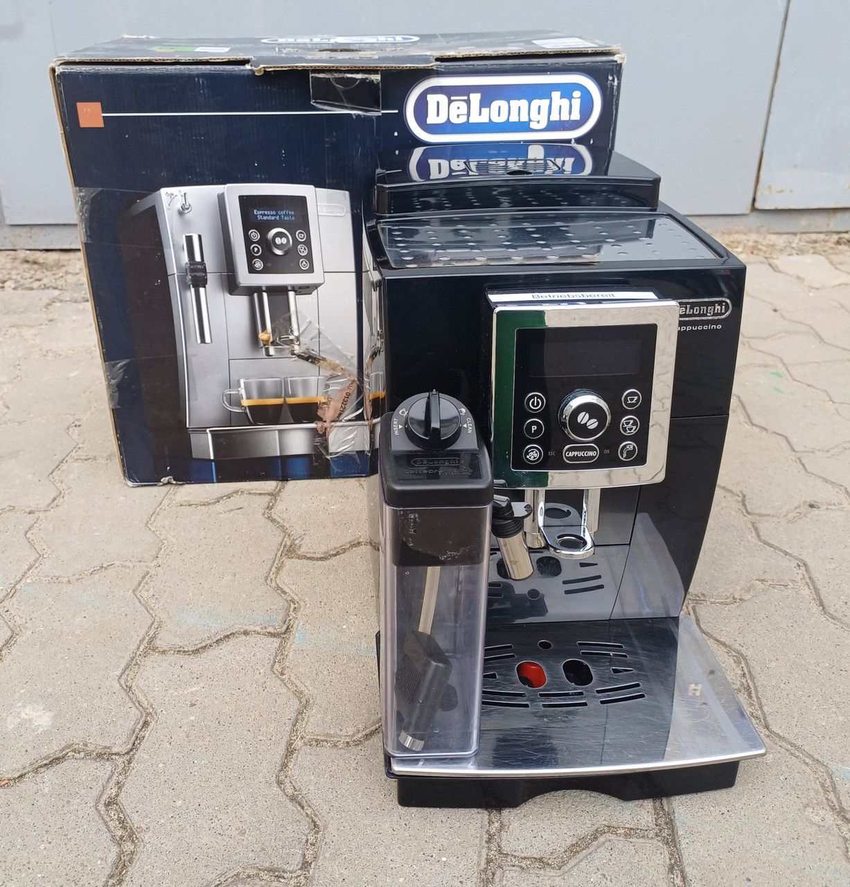 Кавоварка з текстовим меню та молочником 2021р DeLonghi ECAM 23.460 B, фото 1