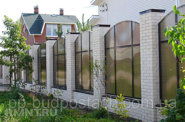 Будівництво паркану з полікарбонату Паркани з полікарбонату. Нетрадиційне розв'язання актуальних проблем