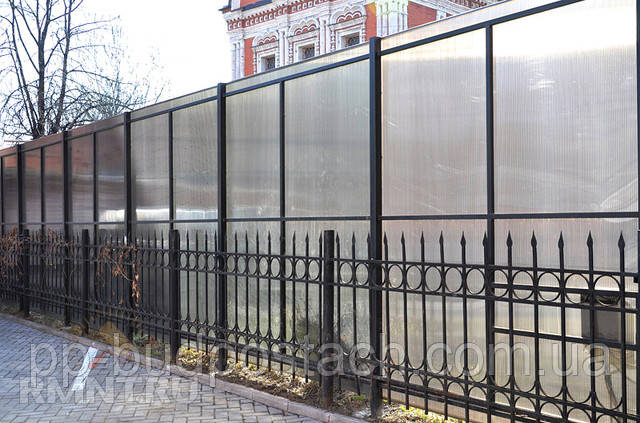 Будівництво паркану з полікарбонату Паркани з полікарбонату