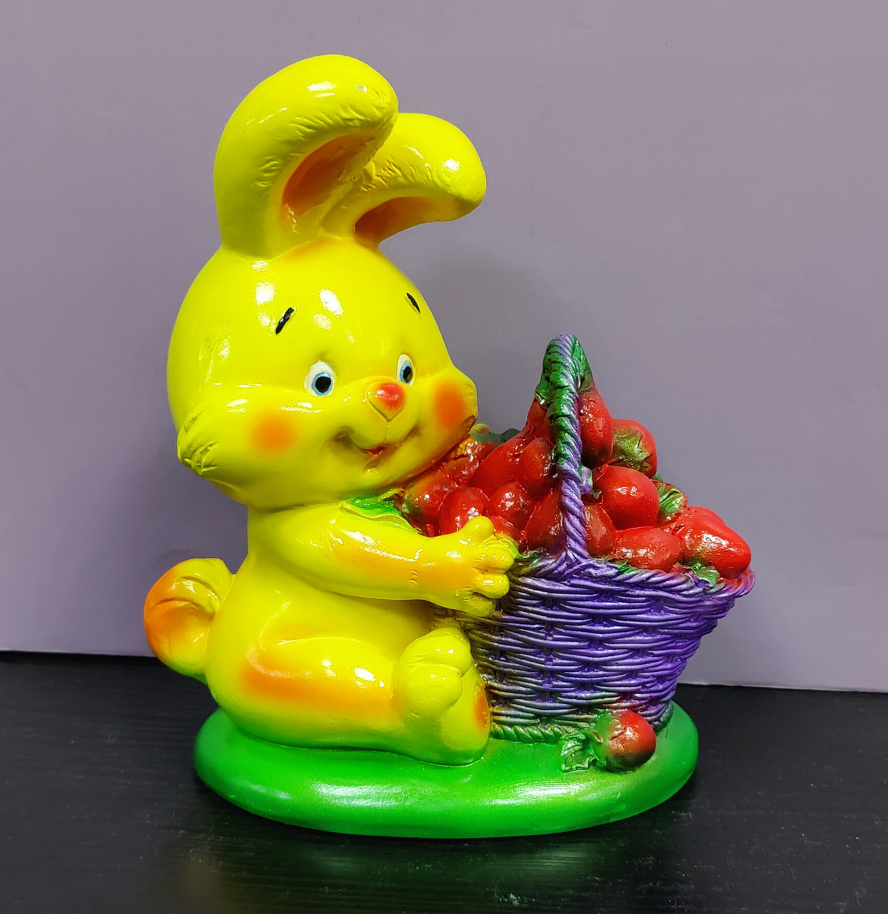 Скарбничка керамічн "Зайчик з корзиною" 20*23*15см 0103.020