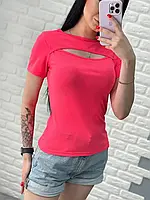 Яскраво рожева жіноча трикотажна футболка з вирізом на грудях у рубчик