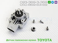 Датчик положения кузова Toyota Land Cruiser 100 передний левый 8940660010, 8940660011, 8940660012