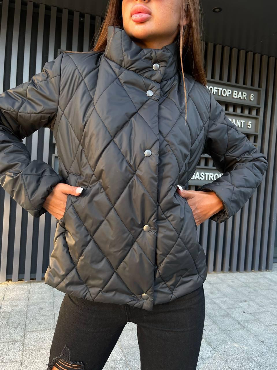 Стильна осінна стебнована жіноча куртка на кнопках, силікон 150 (чорний, світло-бежевий) розмір: 42, 44, 46