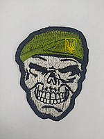 Шеврон нарукавная эмблема Світ шевронів Череп в берете 67×90 мм Зелено-белый UP, код: 7791466
