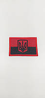 Шеврон нарукавная эмблема Світ шевронів Флаг Украины с тризубом 70×50 мм Красно-черный DH, код: 7791503