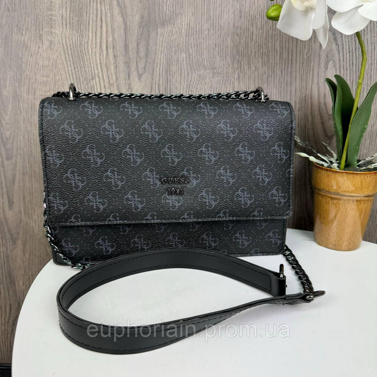 Качественная женская мини сумочка клатч на цепочке стиль Guess черная сумка на плечо Отличное качество - фото 3 - id-p2161478635